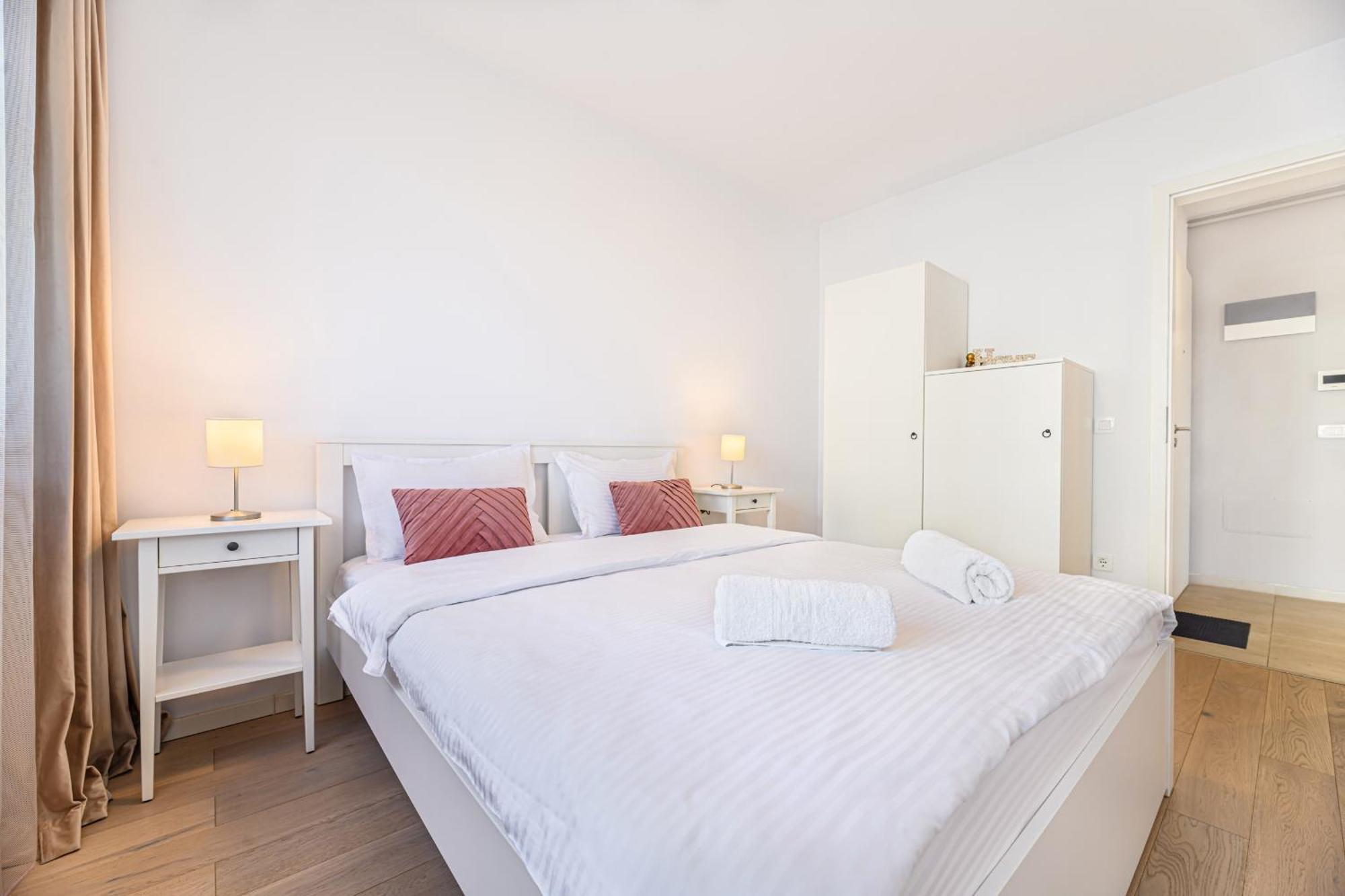 Jad - Luxury 3 Rooms & 2 Rooms Apartments In Kasper, Near Coresi Mall Braşov Extérieur photo