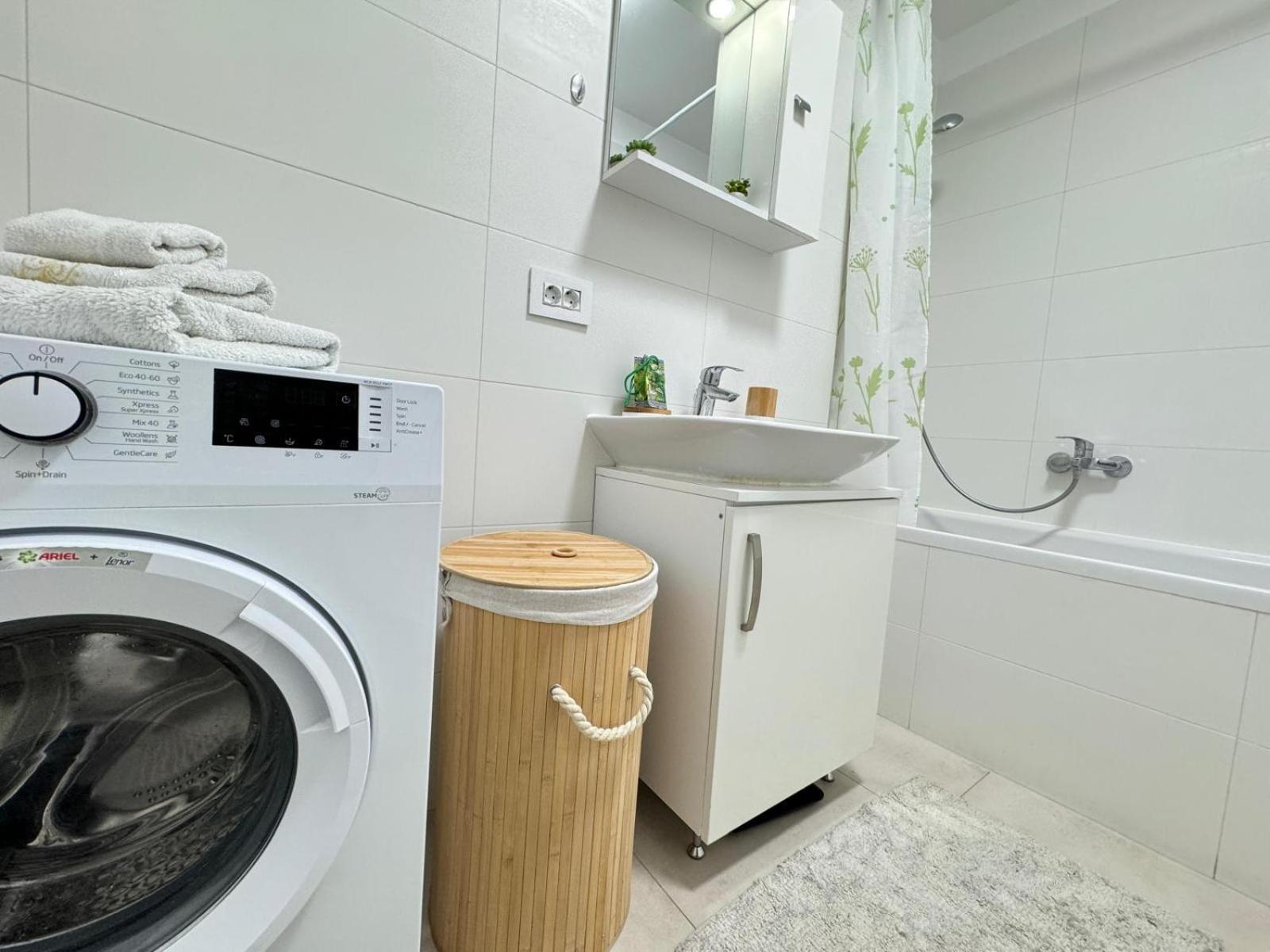 Jad - Luxury 3 Rooms & 2 Rooms Apartments In Kasper, Near Coresi Mall Braşov Extérieur photo
